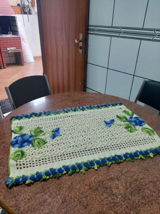 Caminho de mesa de crochê (fio barroco) retangular - cru com flores azuis 51cm x 77cm