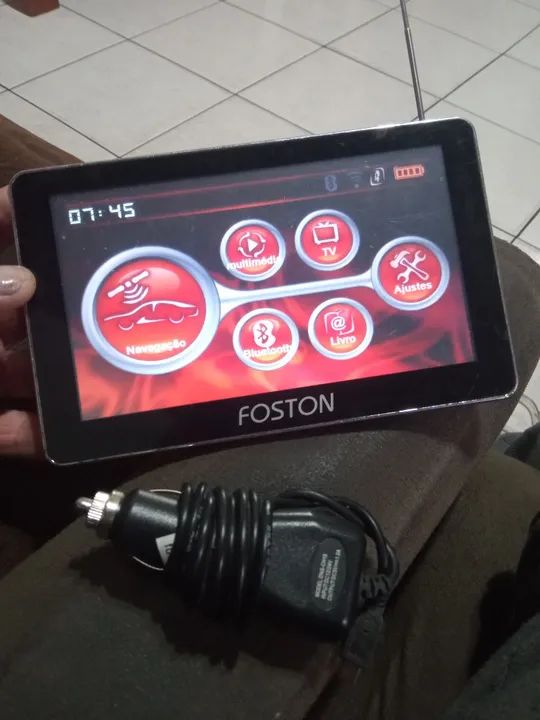 Tv digital com gps e entrada AV e cartão . Mais carregador veicular