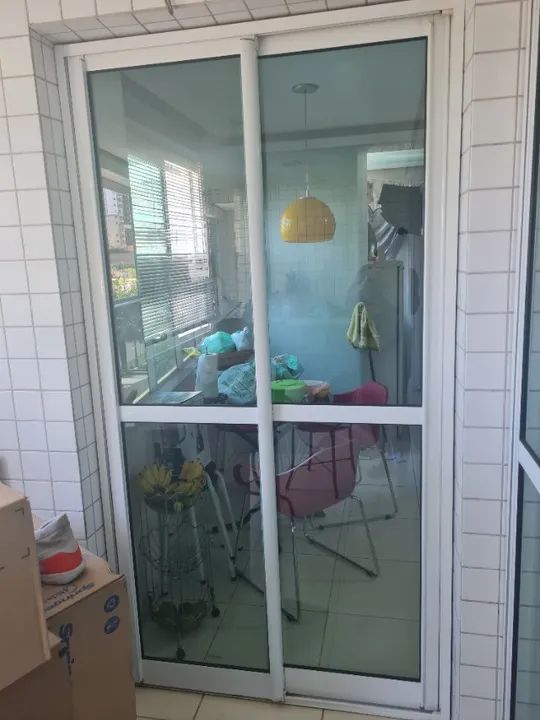 PORTA EM ALUMÍNIO  E VIDRO