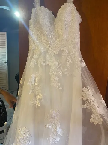 Vestido de noiva com apliques de renda