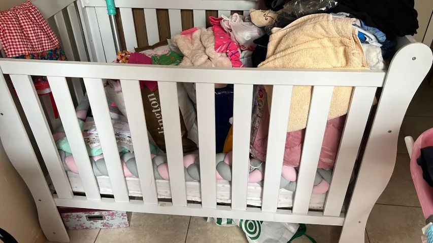 Berço Americano Branco Mila com Colchão, protetor, Trança Lateral e Kit Lençol