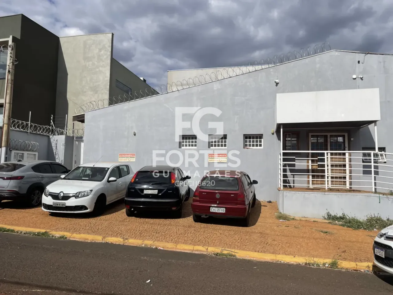 Imóvel comercial para alugar, 4 salas sendo 3 com banheiro privativos, 124,00 m² área útil