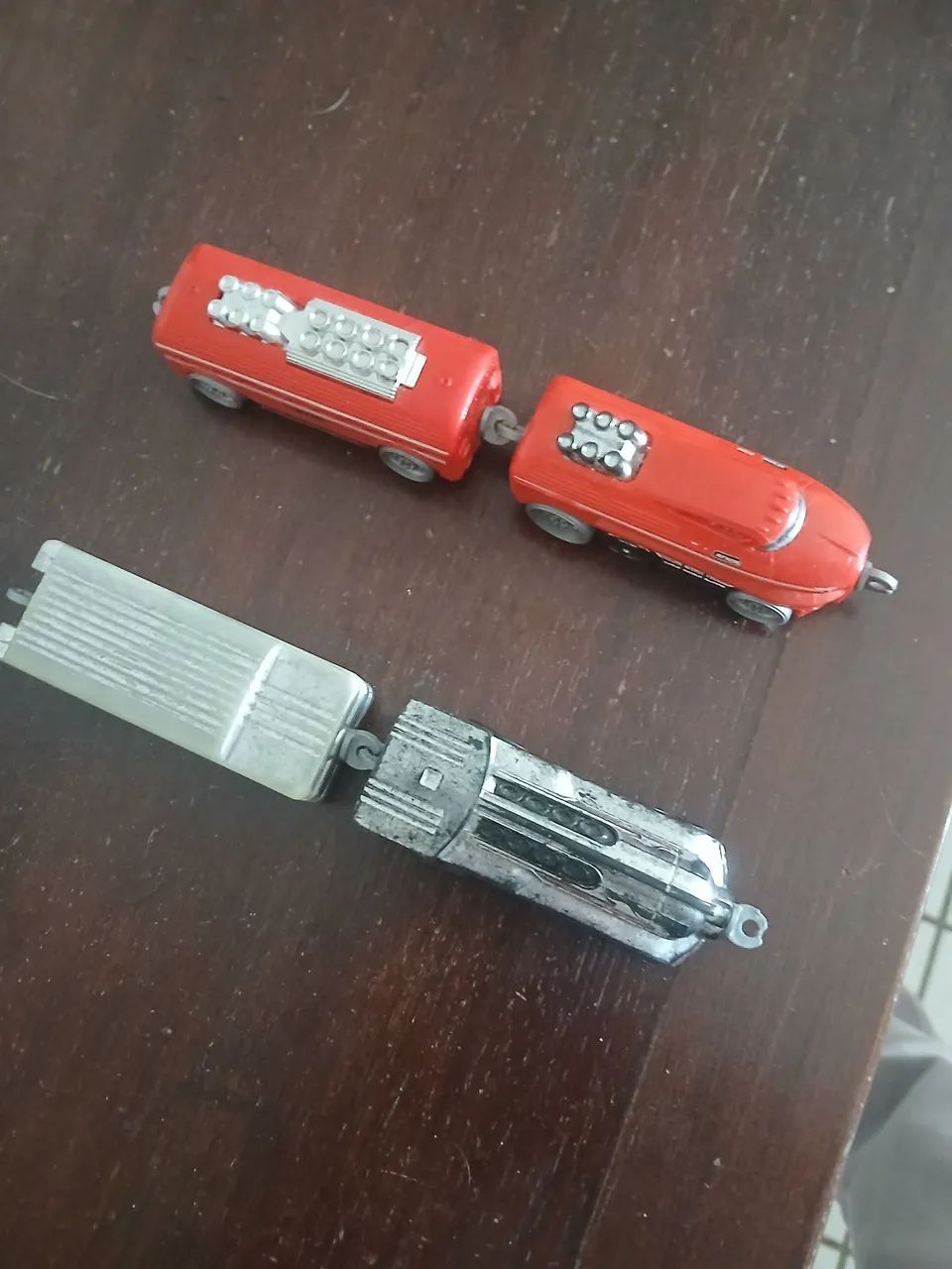Trens da hot Wheels vermelho e cinza - Foto 2