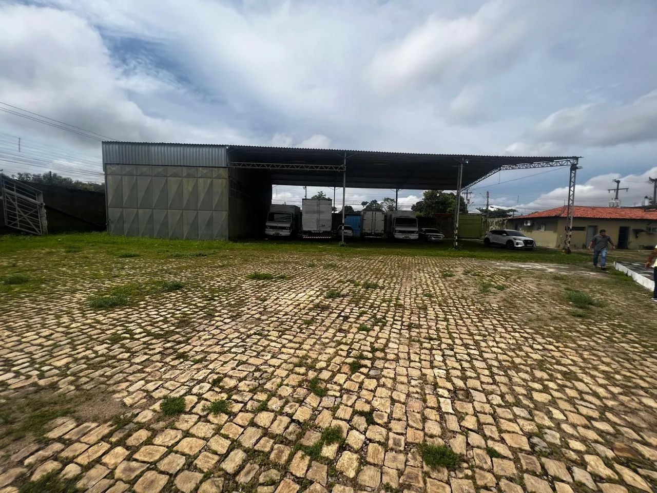 Imóvel comercial no Bairro Aeroporto, com 1.800 m², pátio e galpão ideal para garagens e