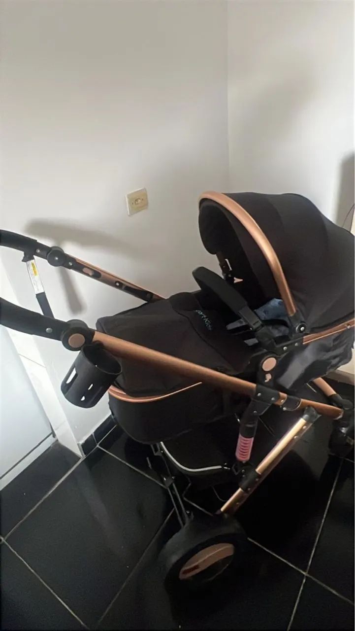 Carrinho de Bebê Dobrável - Design Elegante e Conforto - Foto 2