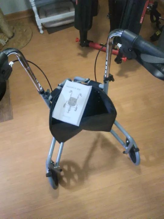 Andador dobrável 3 rodas com freio  - Foto 2
