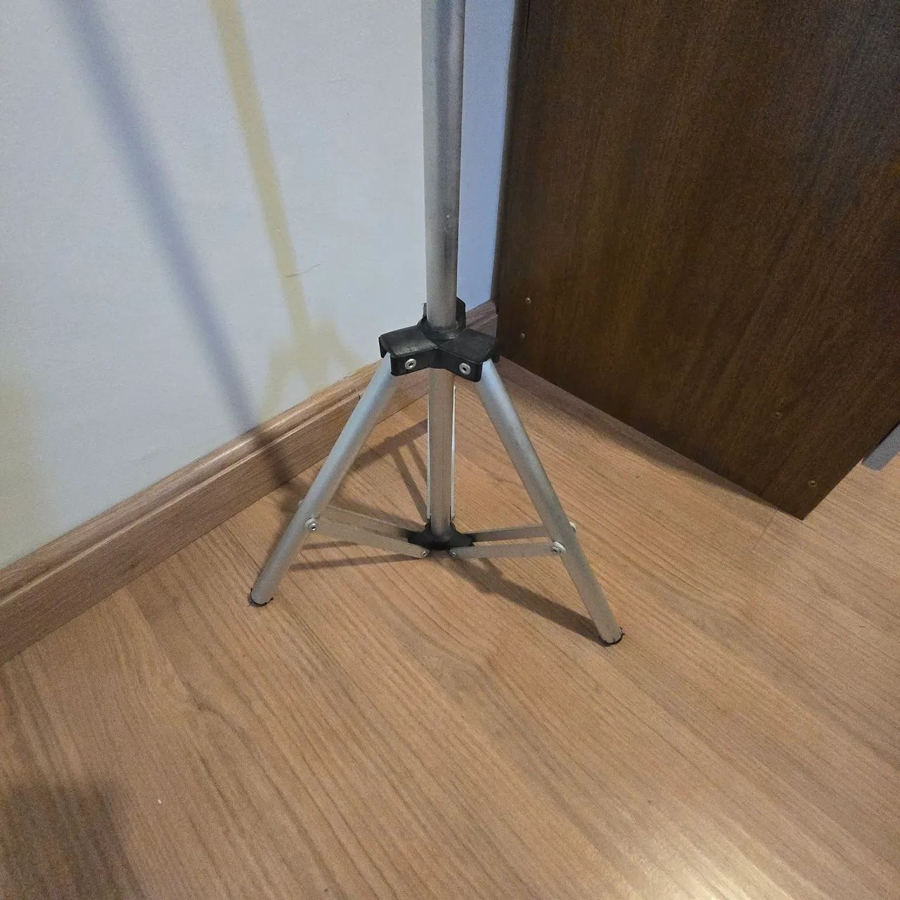 Porta banner ajustável em alumínio - leve, desmontável, ótimo estado - Foto 4