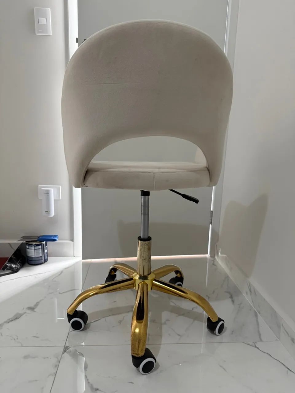 Cadeira Giratória bege com Base Dourada - Foto 2