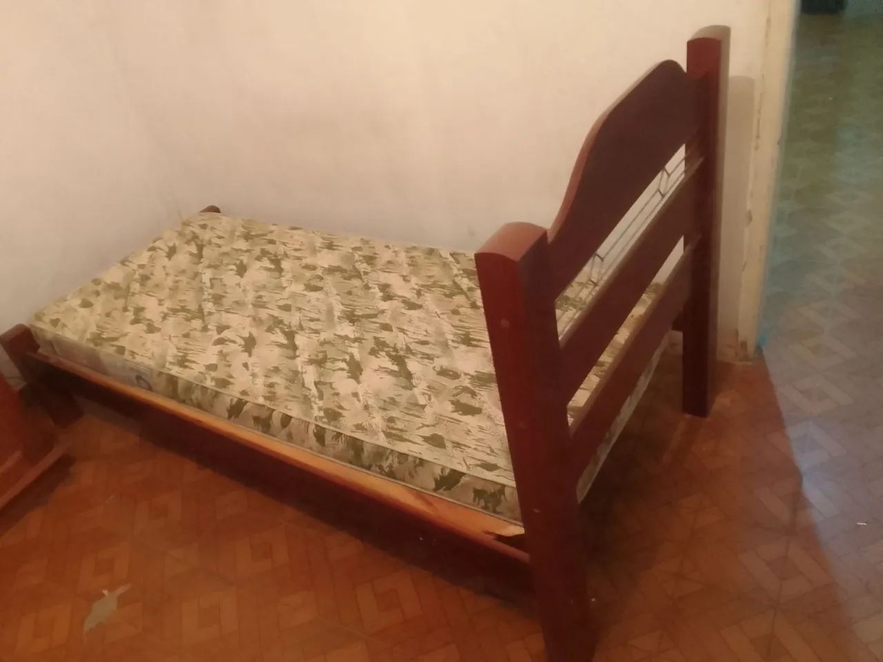 Cama solteiro de madeira maciça 