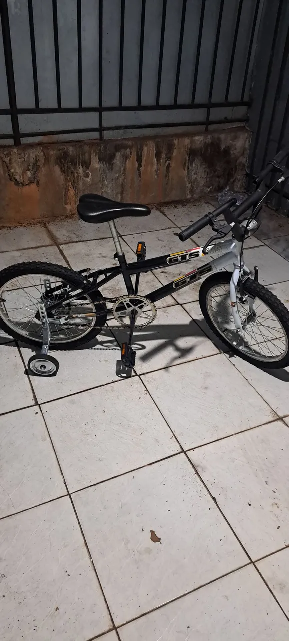 Bicicleta GTS Infantil com Rodinhas reforçada