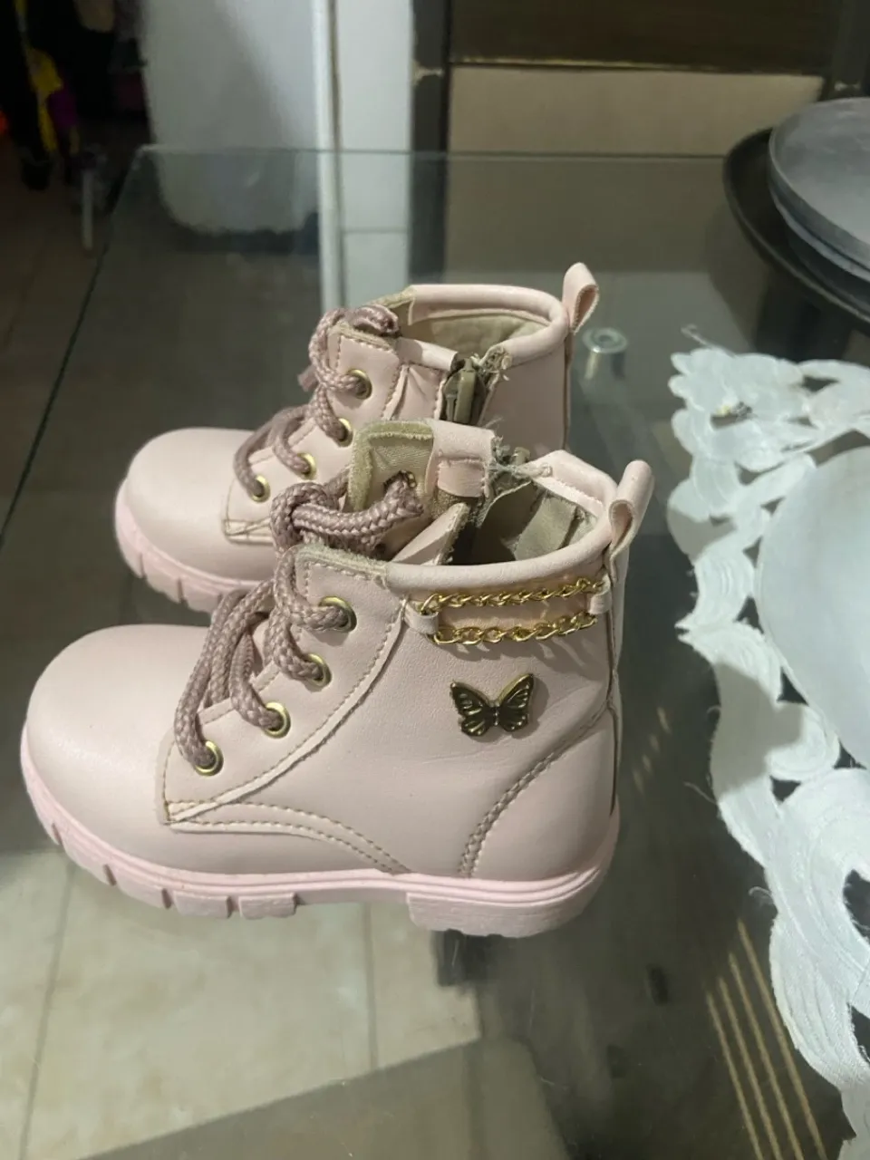 Botas infantis rosa com detalhe de borboleta número 20