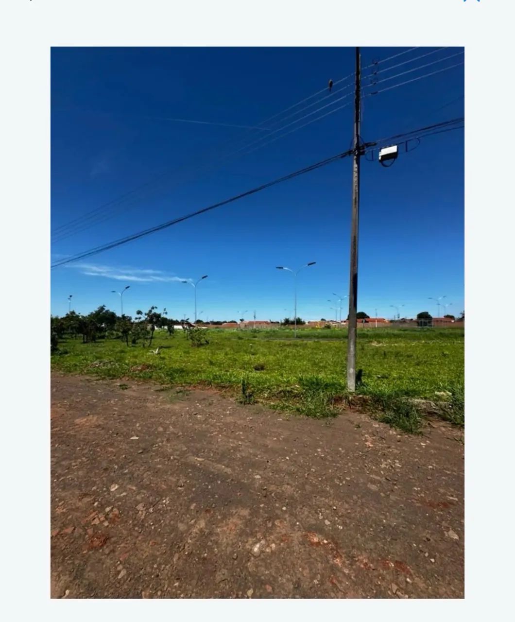 Terreno murado com portão em frente à praça - 250m2