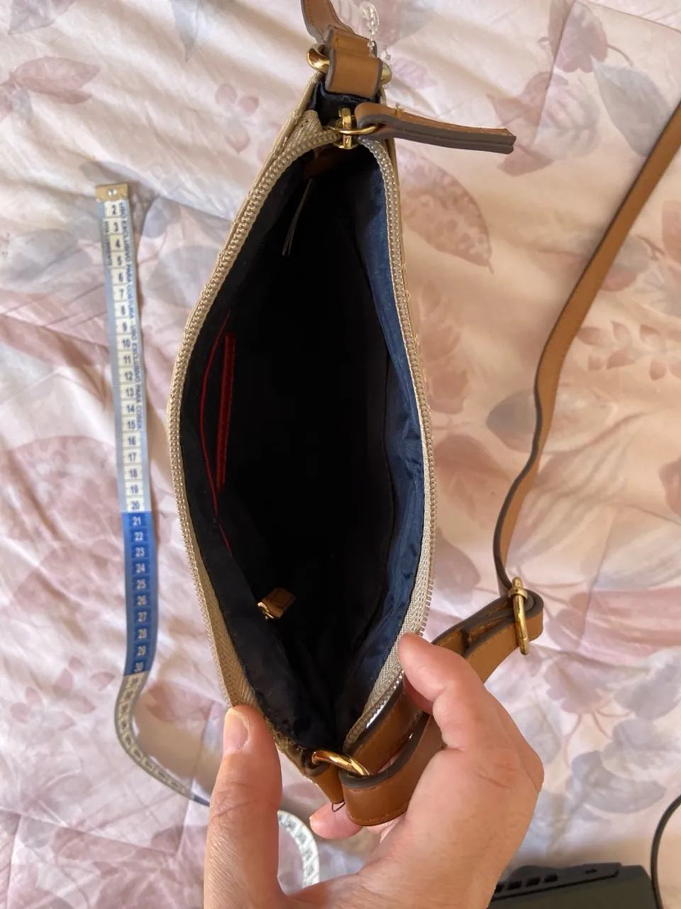 Bolsa Tommy Hilfiger Original nova prática e da cor bege  - Foto 4