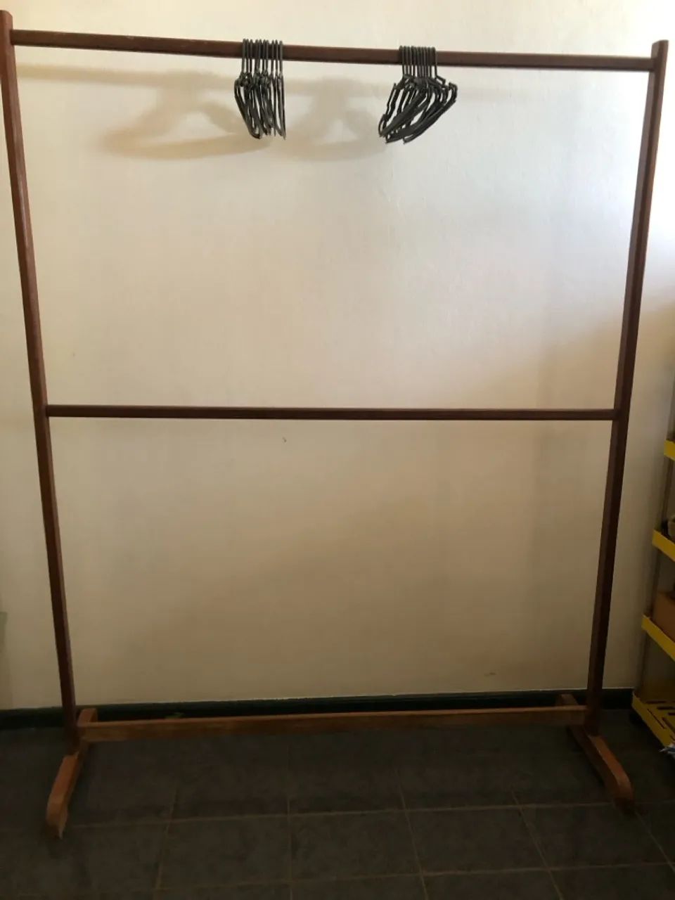 Arara de roupa de madeira - Foto 3