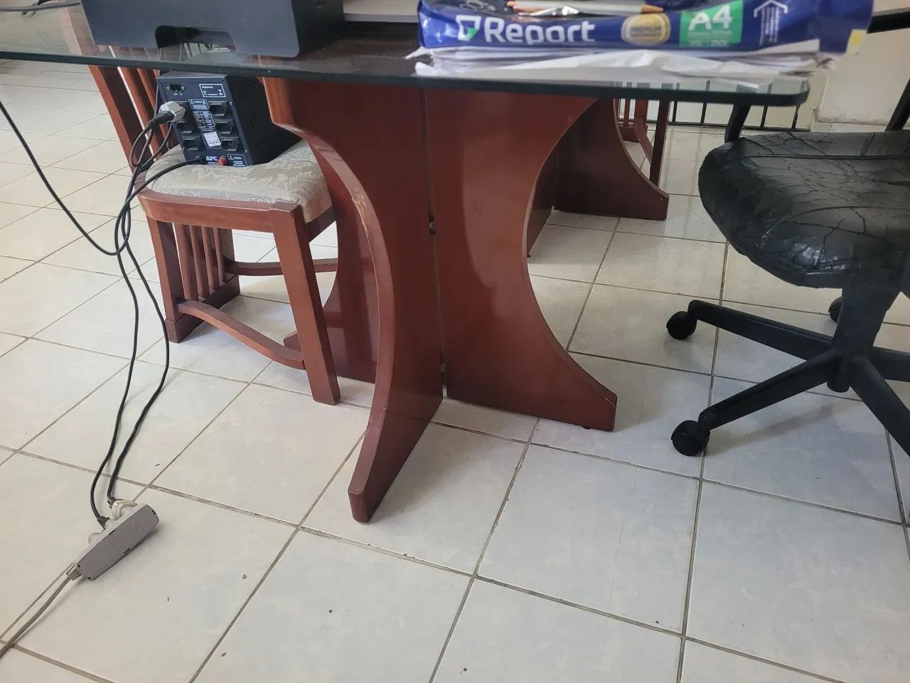 Vende-se mesa madeira tampo de vidro,com 4 cadeiras, e Bifê R$ 1.300,00.