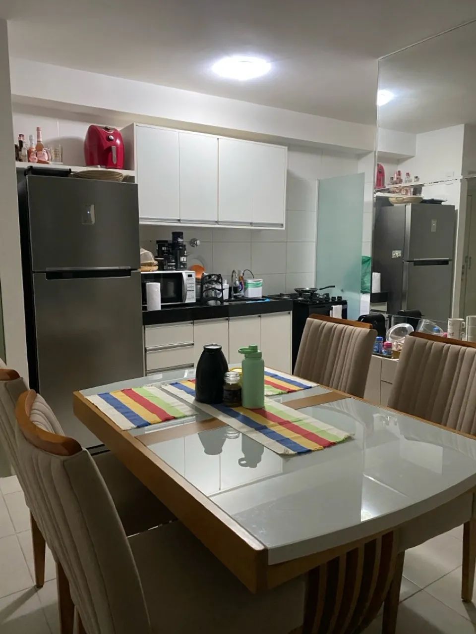 Mesa de jantar com tampo de vidro e 4 cadeiras