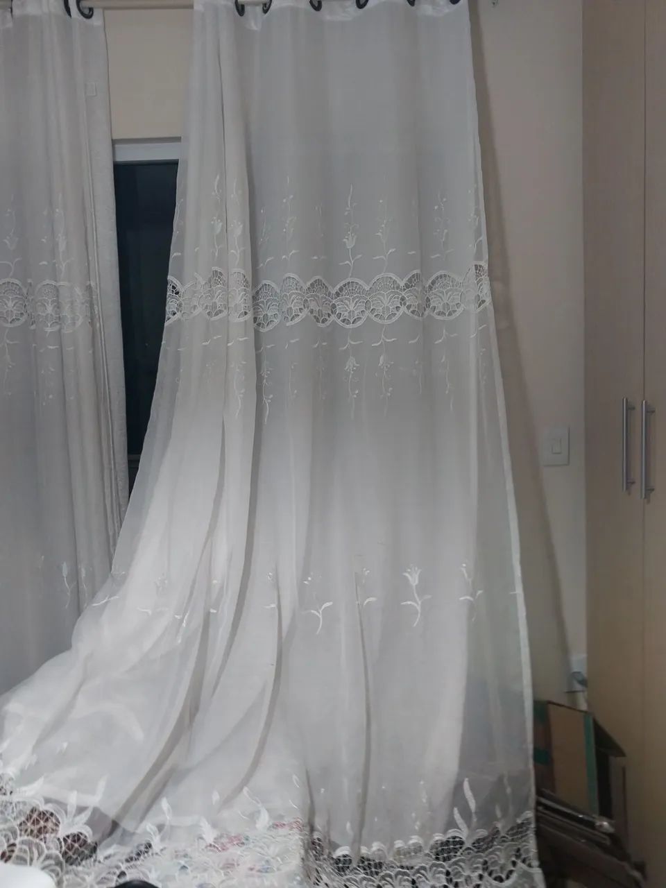 Cortina de tecido branco com detalhes em renda - Foto 2