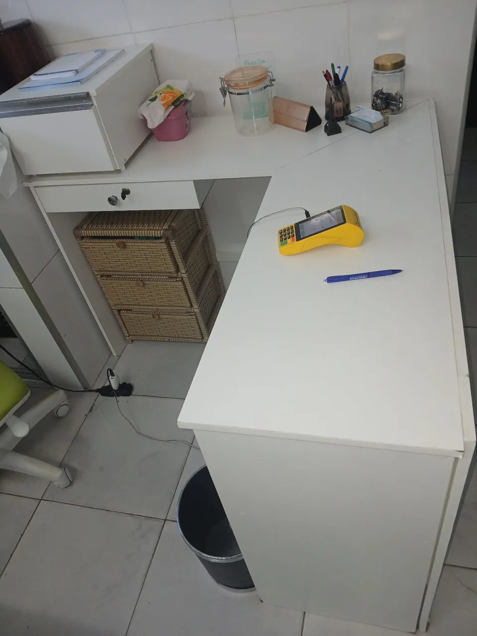 Mesa de escritório branca em L com gaveteiro