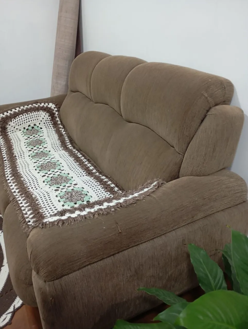 Sofá 2 Lugares Marrom com Detalhe em Crochê