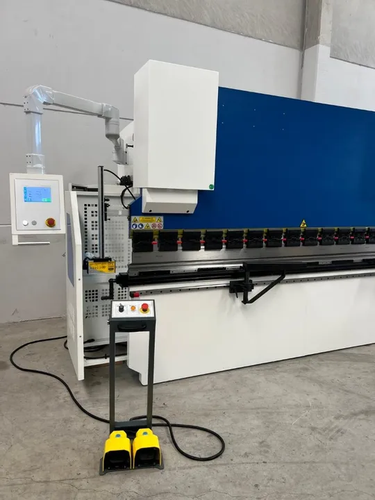 DOBRADEIRA HIDRÁULICA 3 eixos 3200 - 125 T