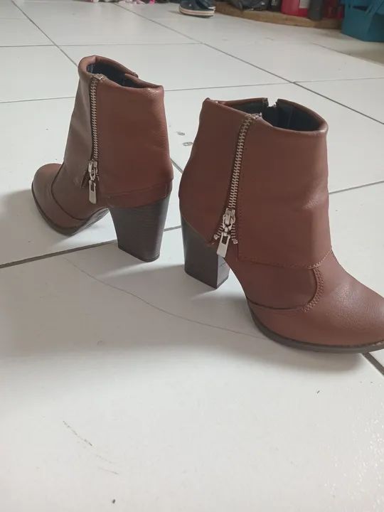 Botas de cano curto marrons marca Moleca - Foto 3