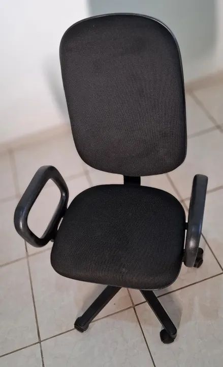 Duas Cadeiras - 1 Fixa com Estrutura Metálica + 1 Giratória para Escritório