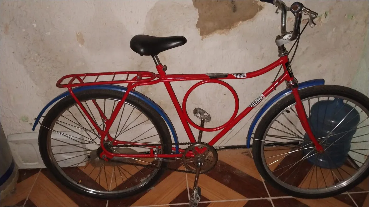 Bicicleta Vermelha com Design Clássico valor $650 pra vender ligeiro