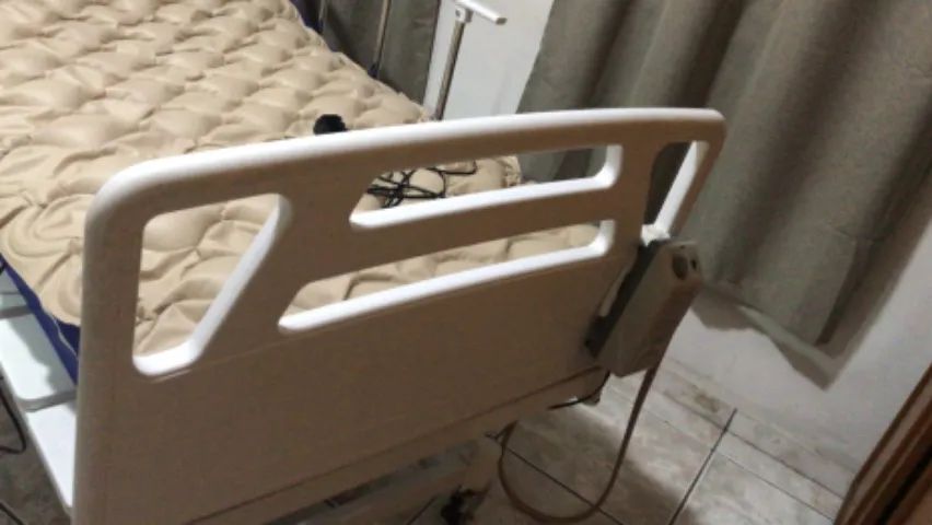 cama hospitalar semi nova com controle remoto 3 posições  - Foto 4