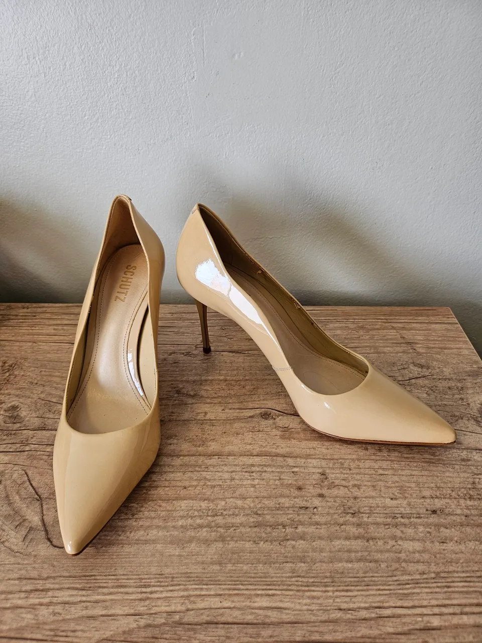 Scarpin Schutz Bege Verniz - Elegância e Conforto