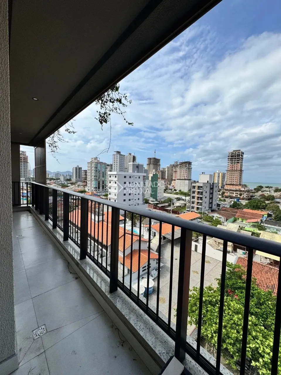 Apartamento com sacada e 2 quartos no Perequê