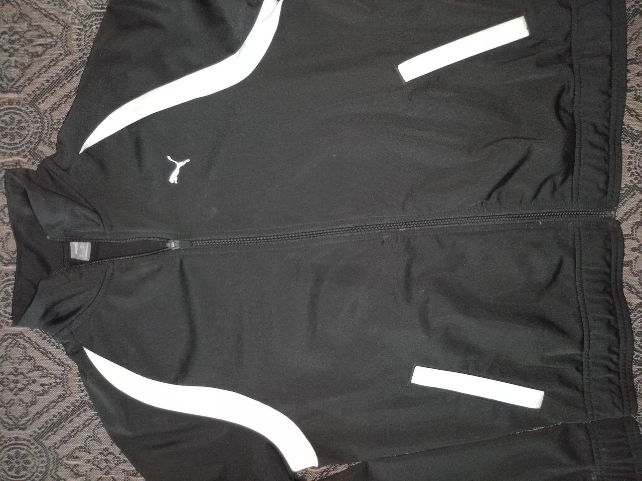 Jaqueta Puma Preta com Detalhes Brancos
