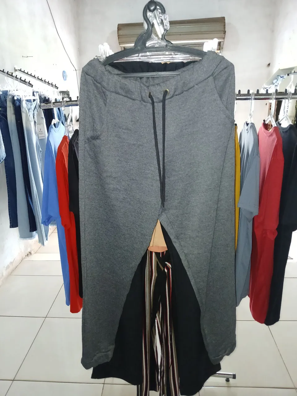 Calça cinza com fenda frontal
