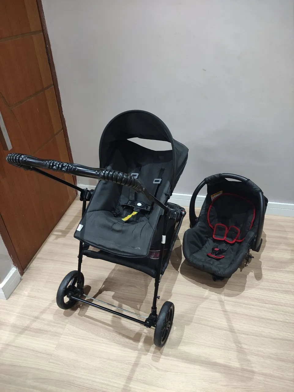 Carrinho com bebê conforto