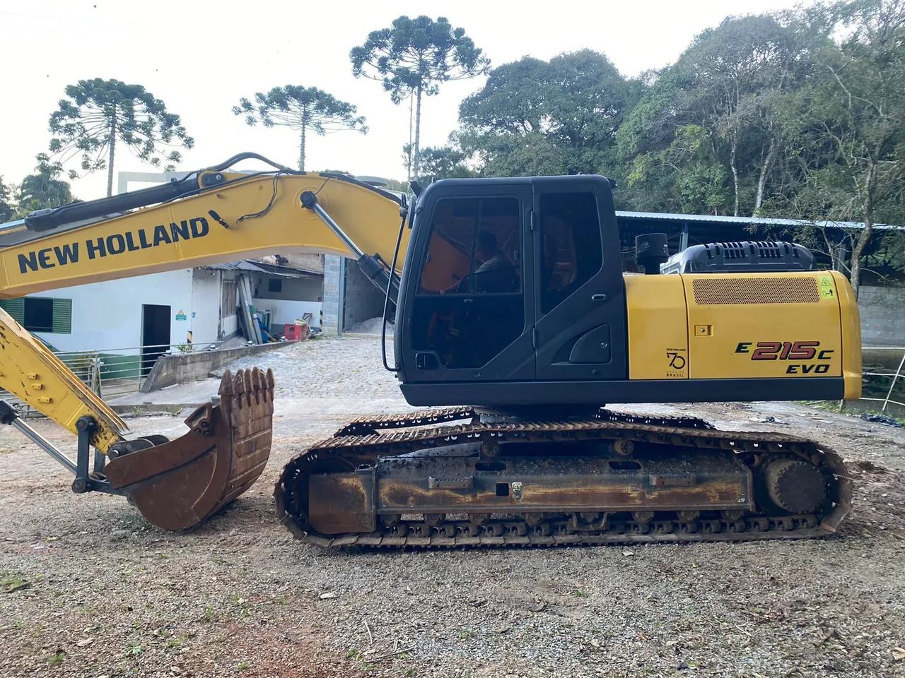 Escavadeira New Holland E215C EVO