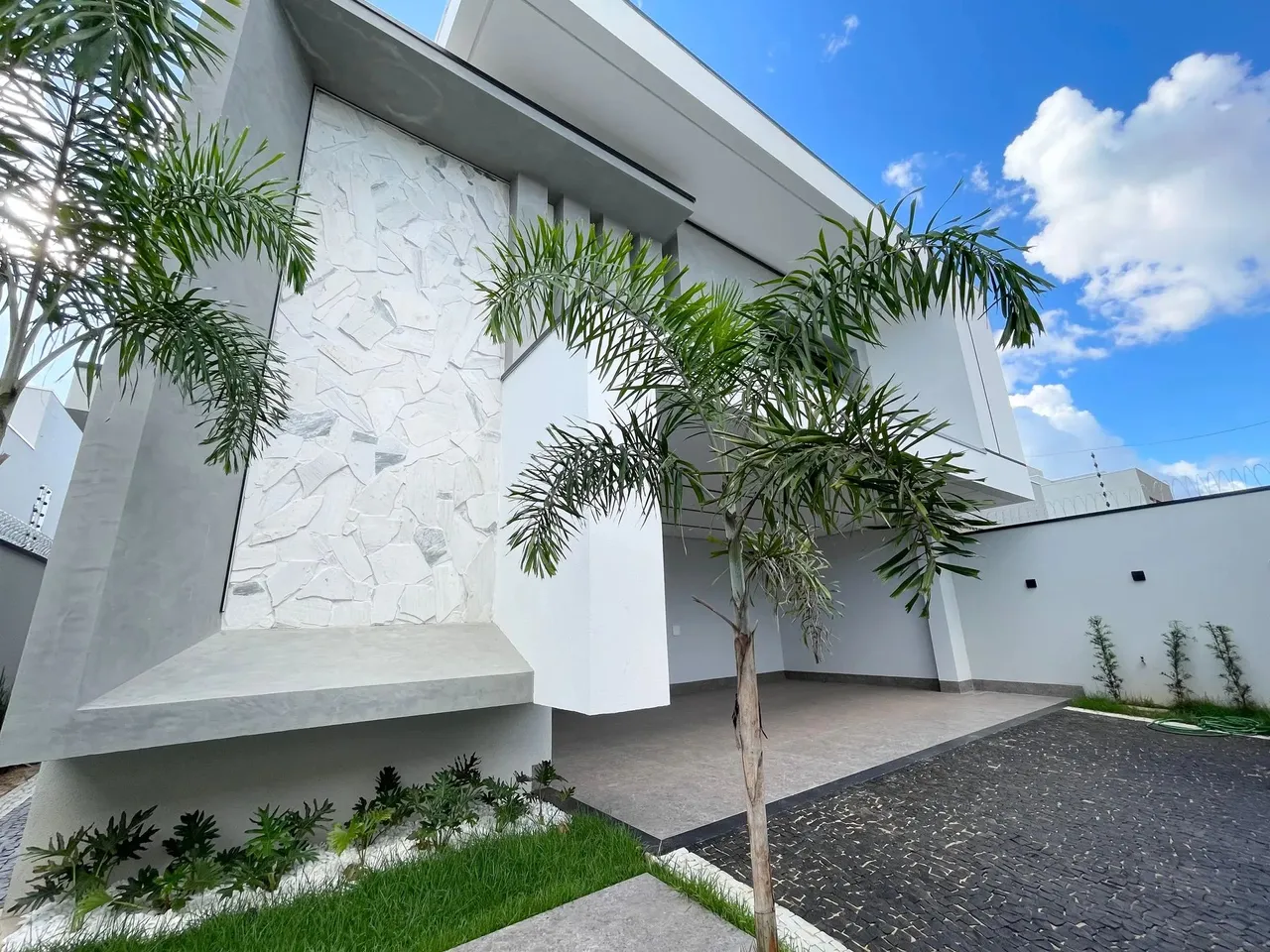 Sobrado à venda na 505 sul - 4 suítes plenas - home cinema - lote: 360 m² - 2 vagas