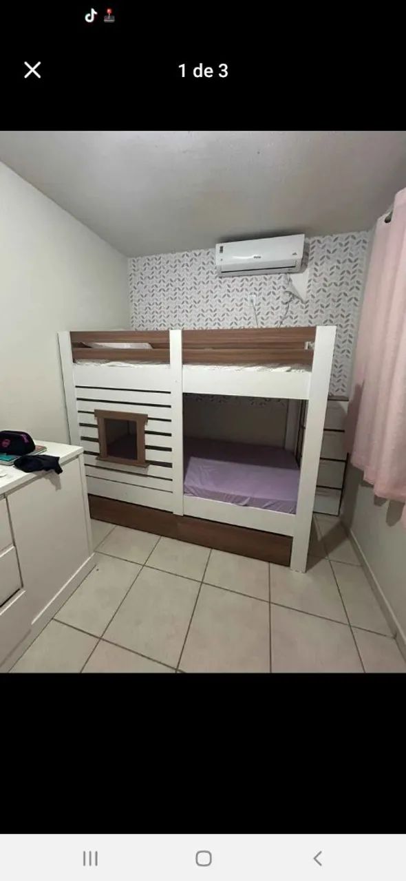 Cama beliche branca com estrutura em madeira
