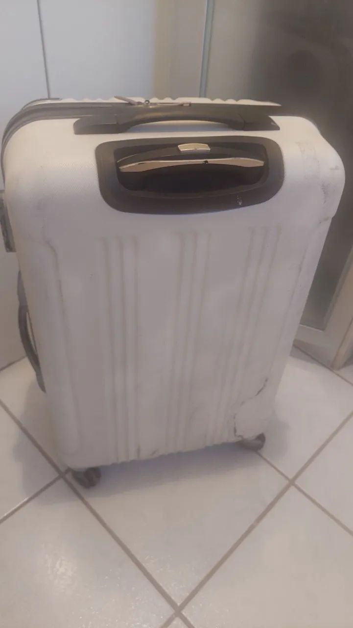 Malas de viagem várias cores com design moderno