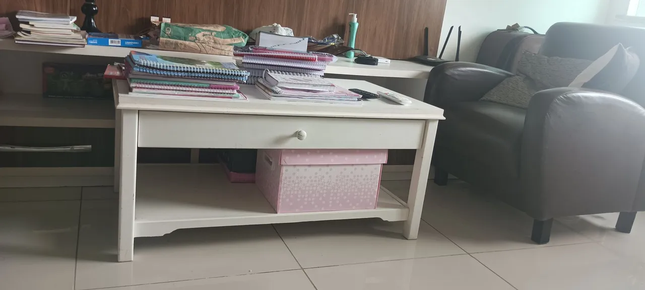 Mesa de Centro Branca com gaveta