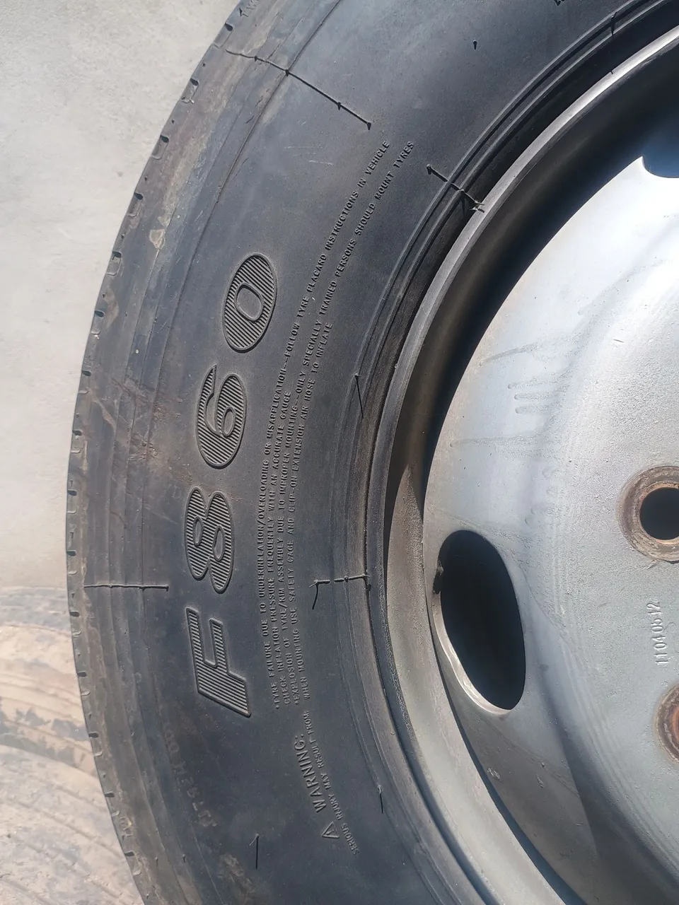 Vendo pneus 305/75