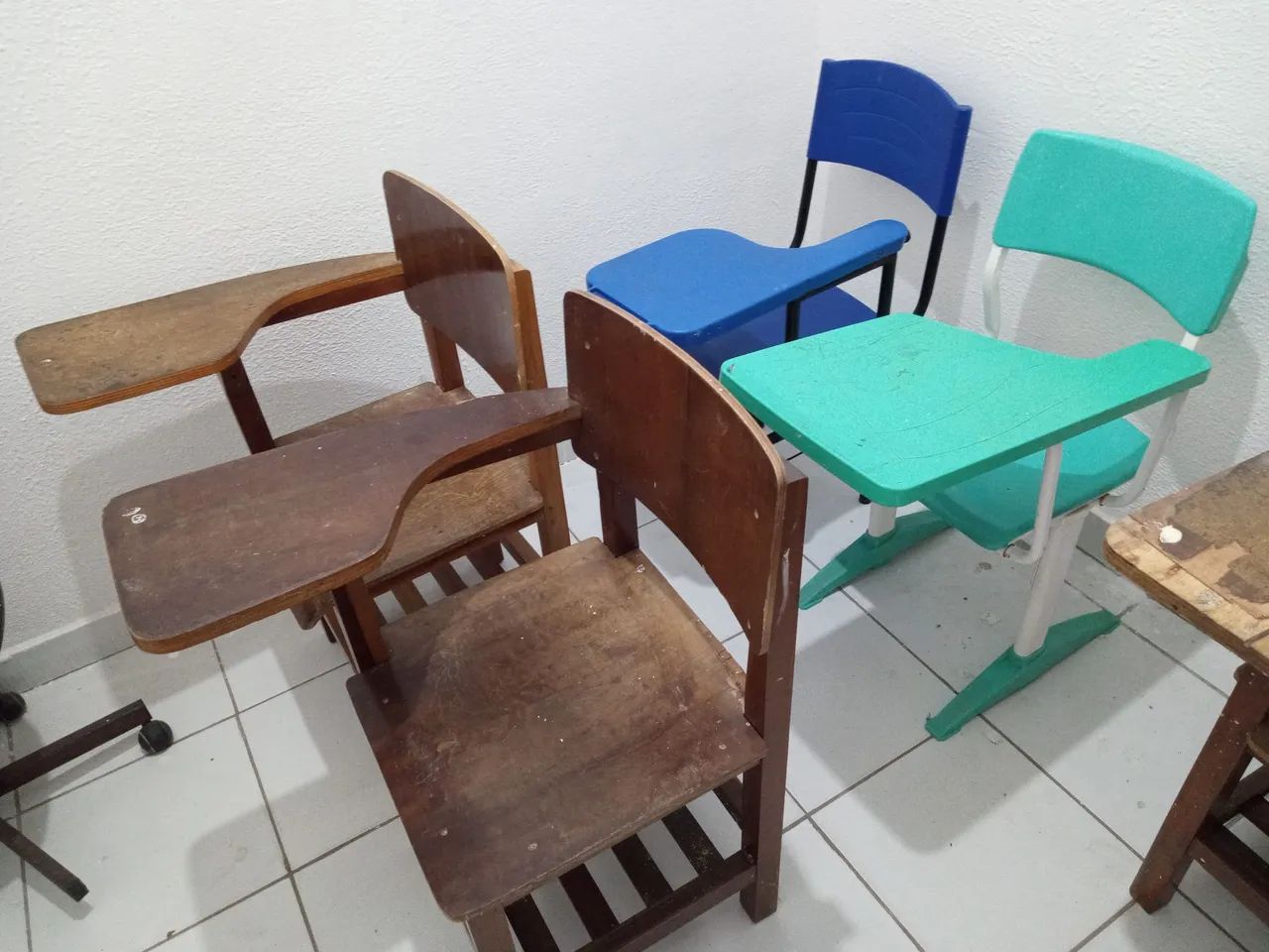 Cadeiras e quadro branco  - Foto 2