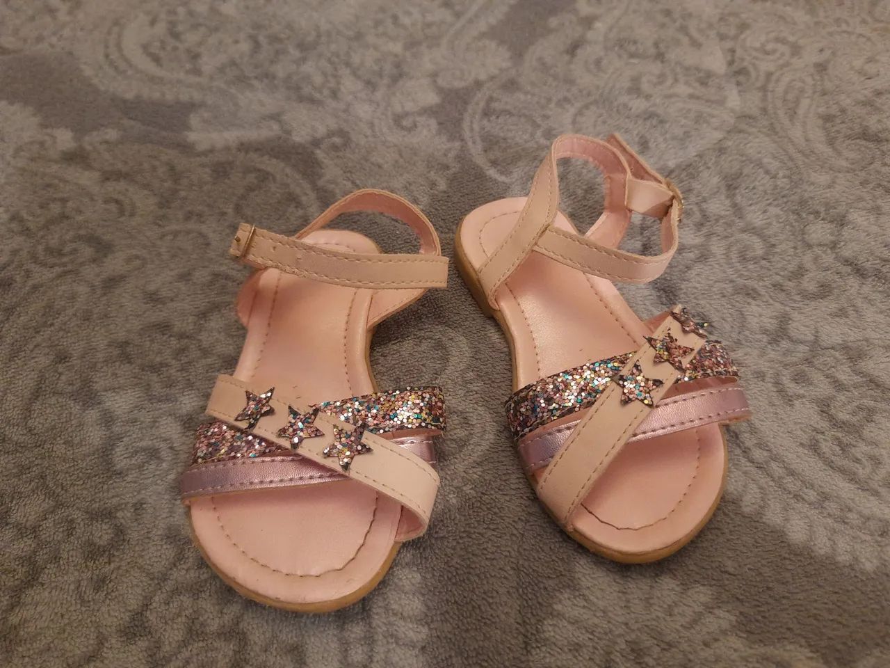 Sandálias infantis rosa com glitter e estrelas