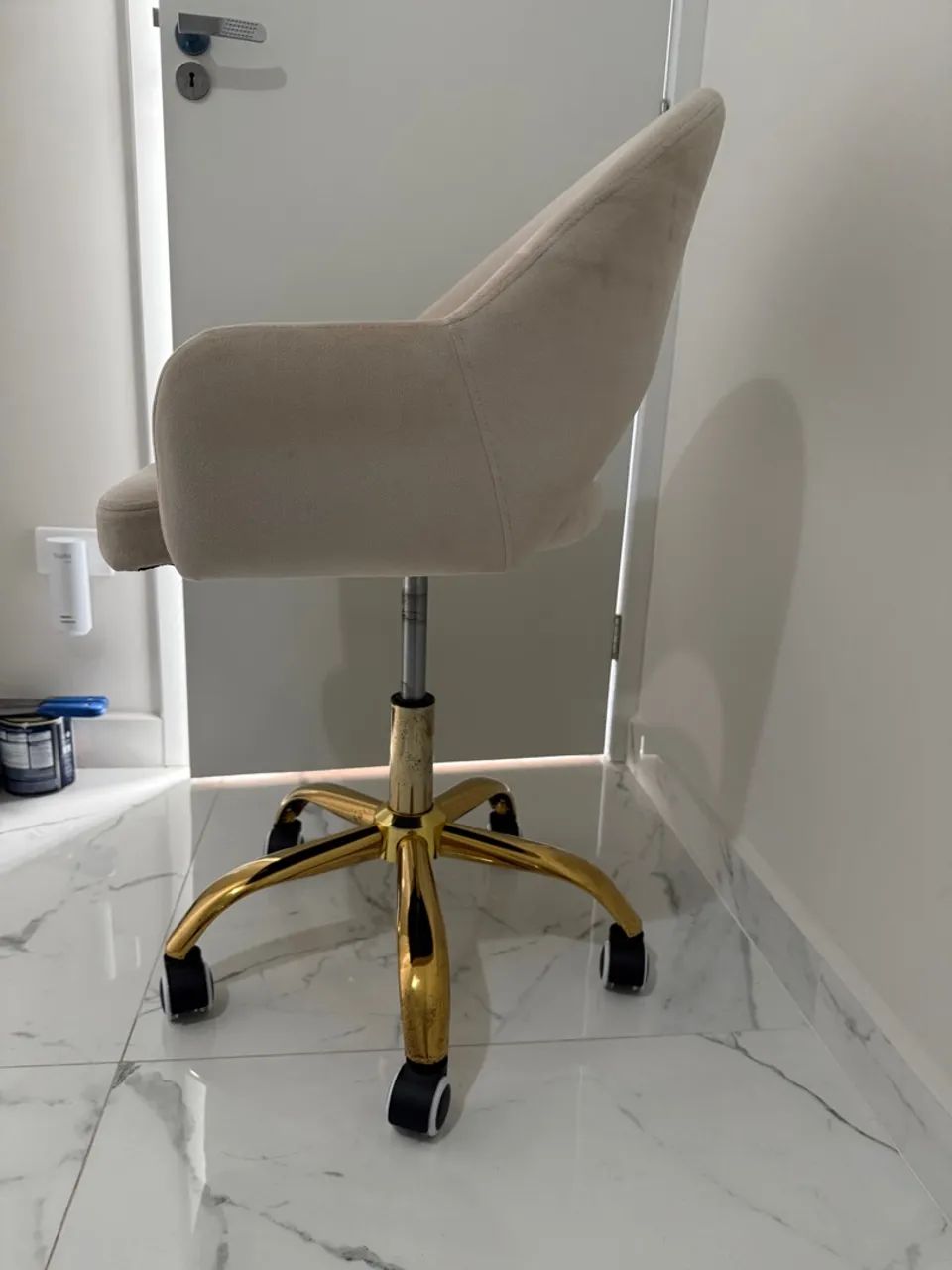 Cadeira Giratória bege com Base Dourada