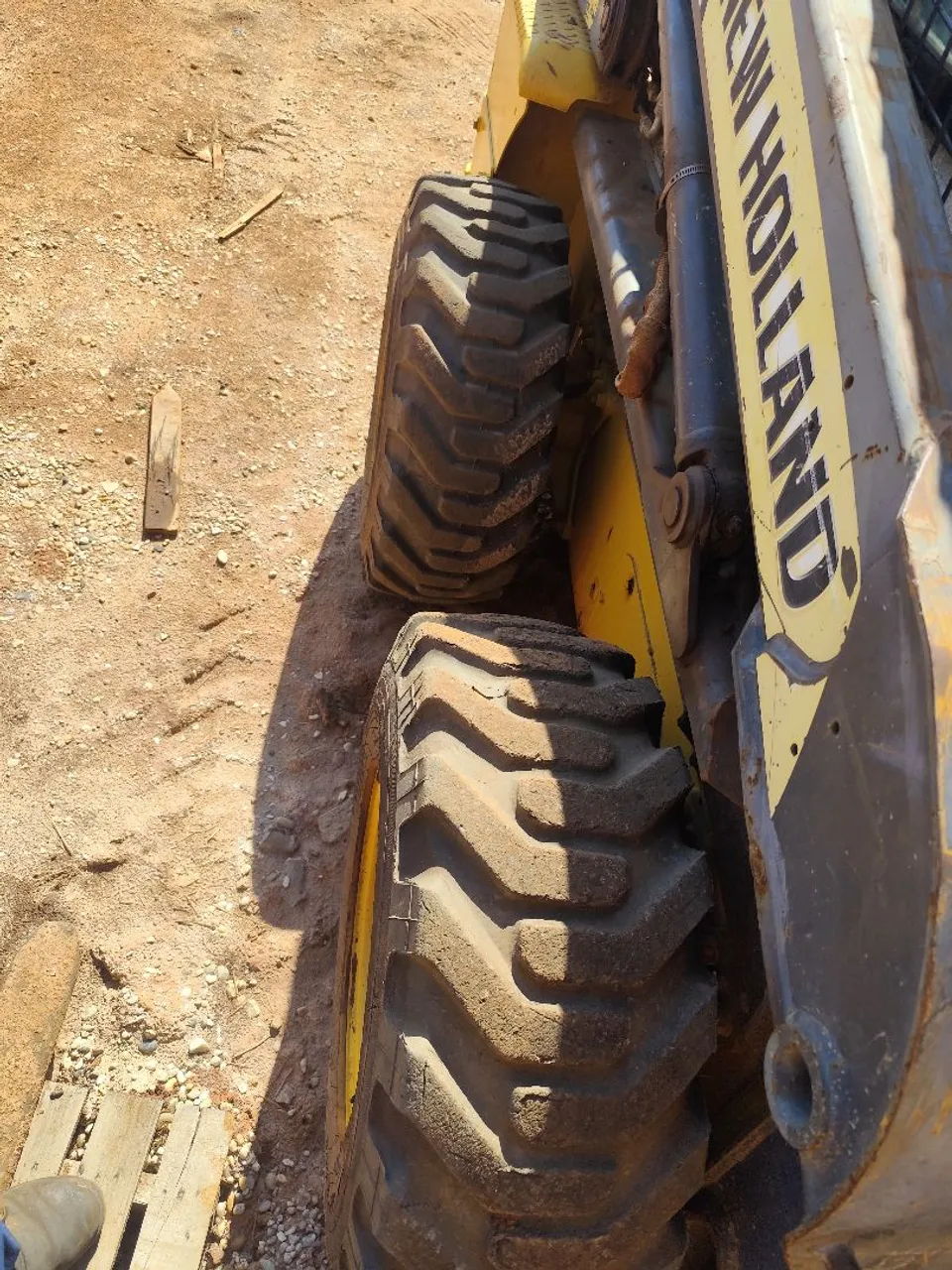 Mini pa carregadeira L 218 New Holland