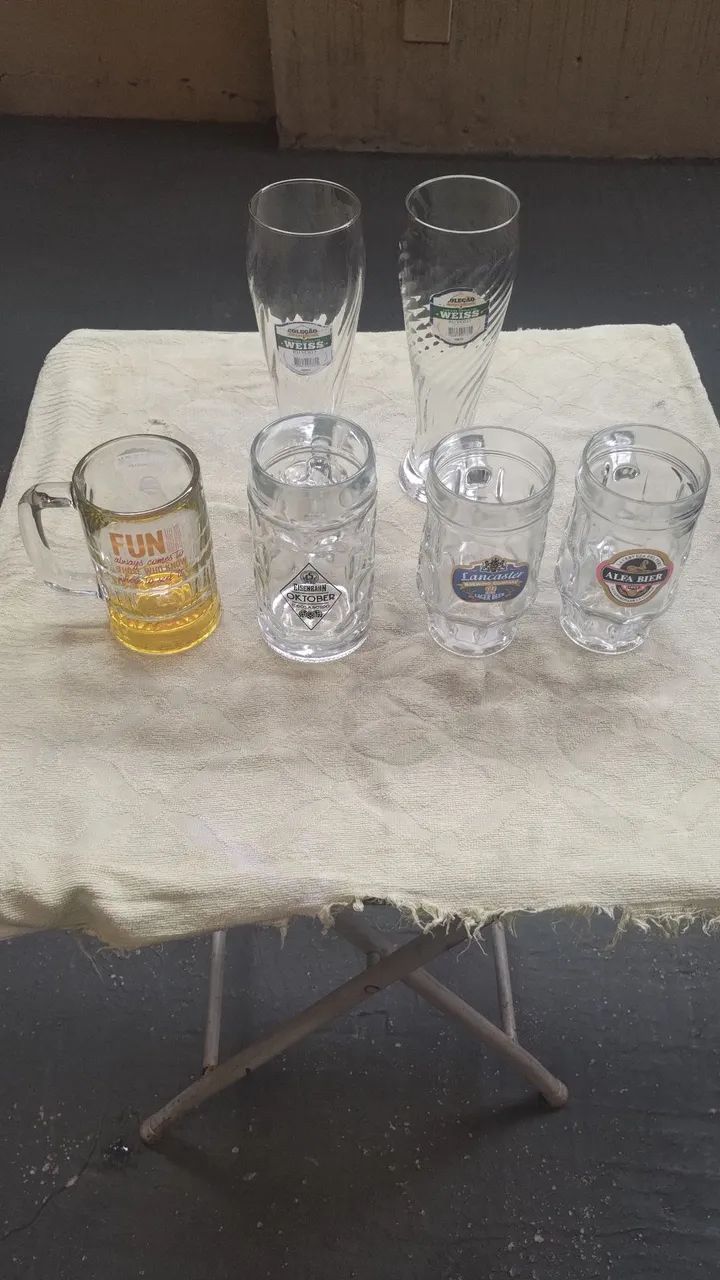 Conjunto de copos de cerveja variados