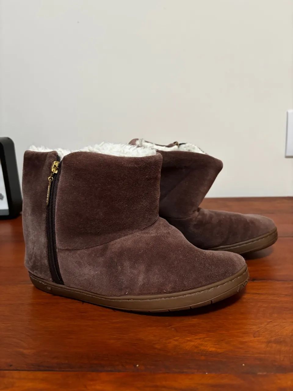 Bota estilo pantufa marrons com forro de lã e solado 36 - Foto 5