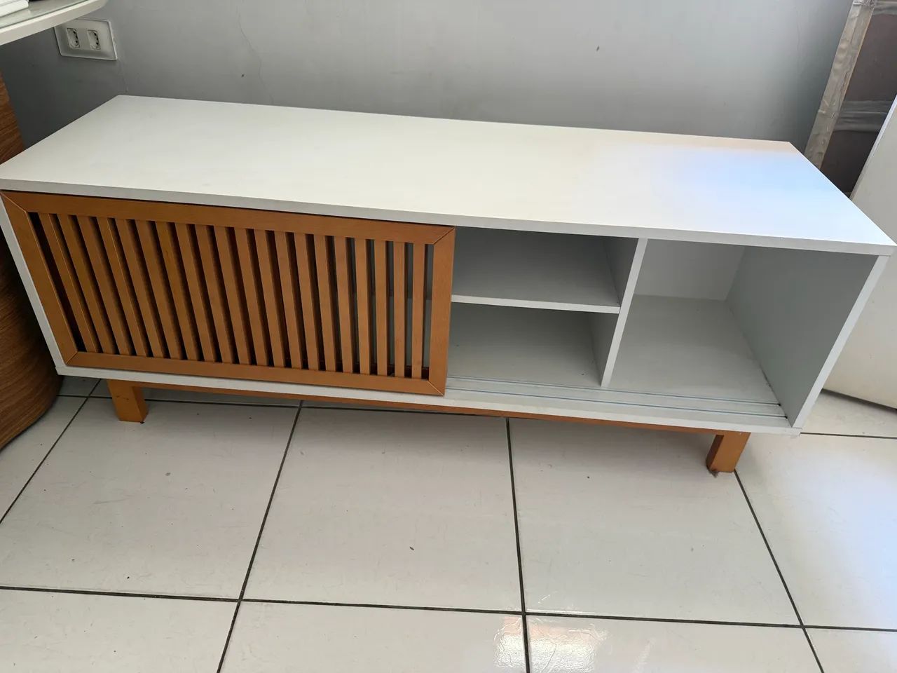 Rack TokStok ripado madeira e branco 
