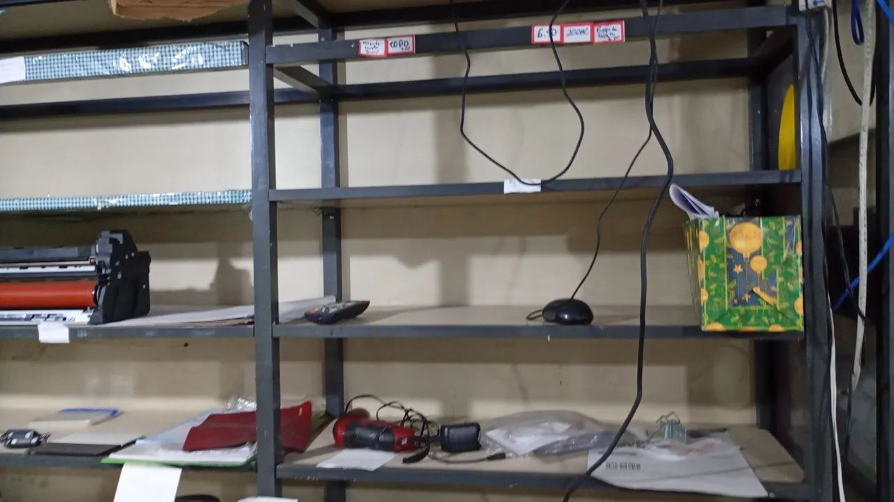 2 balcões com gavetas e prateleiras, bom para bazar, armarinho e papelaria - Foto 3