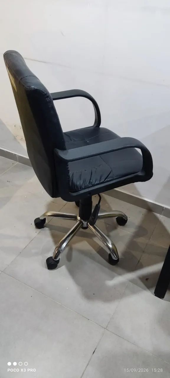 Cadeira Executiva Preta | Giratória e Base Cromada - Foto 3