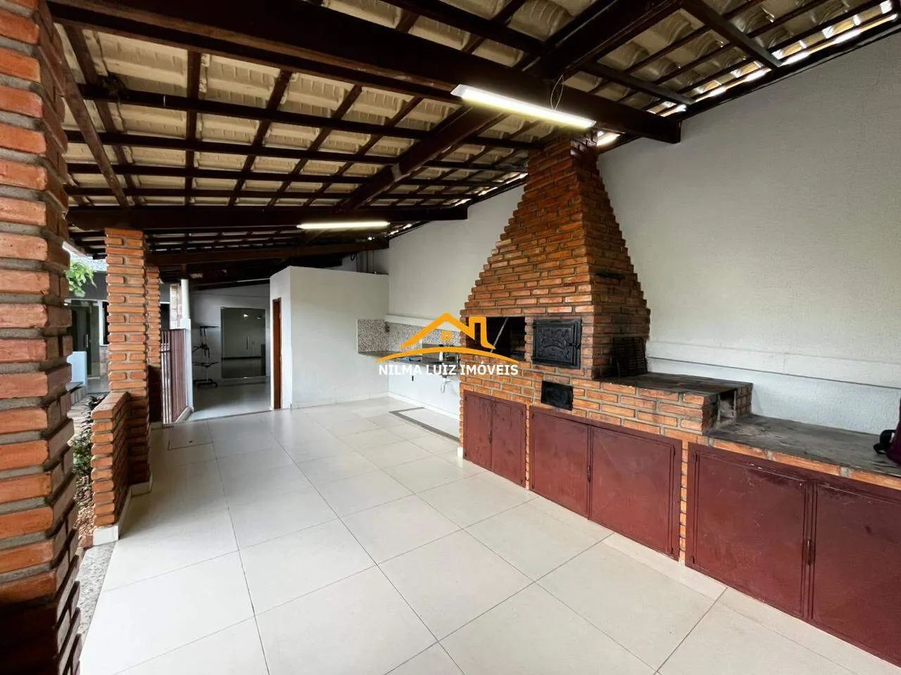 EXCELENTE CASA DUPLEX COM AMPLO ESPAÇO E ÁREA DE LAZER COMPLETA COM PISCINA - Foto 5