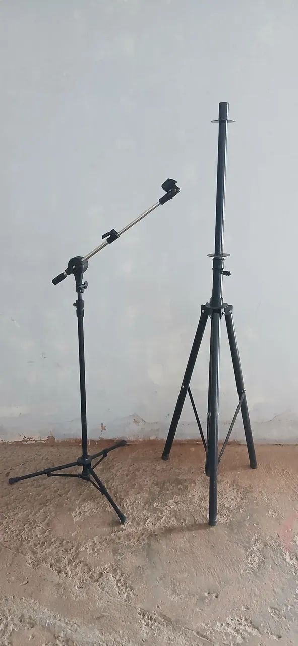Pedestais de microfone e caixa de som 